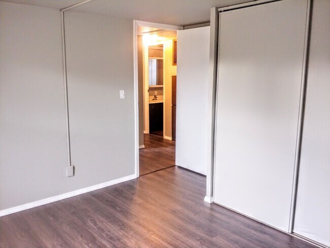 Building Photo - 3 Bedroom Family Home