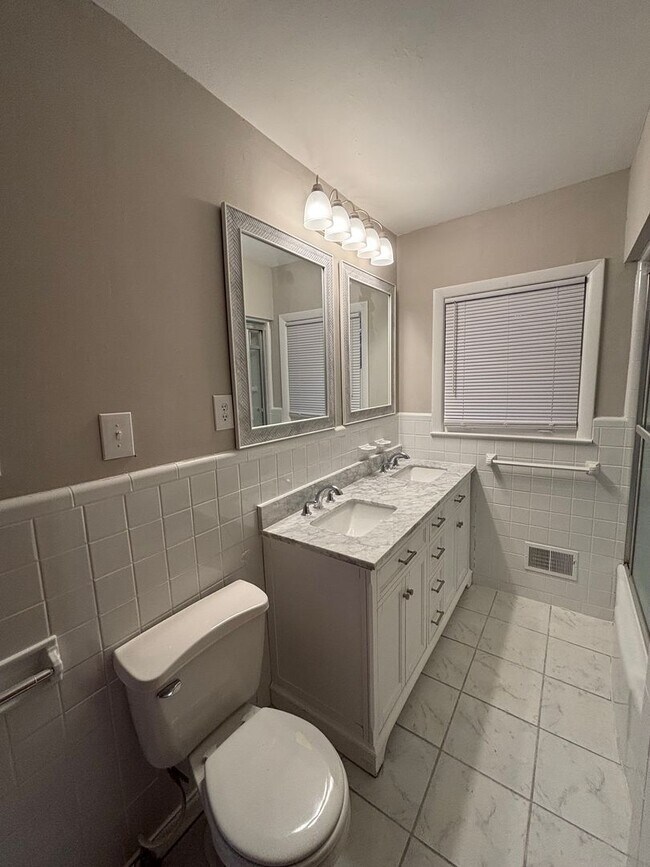 Building Photo - HUGE House near Athens Tech FOR RENT