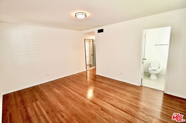 Building Photo - 23431 Clarendon St