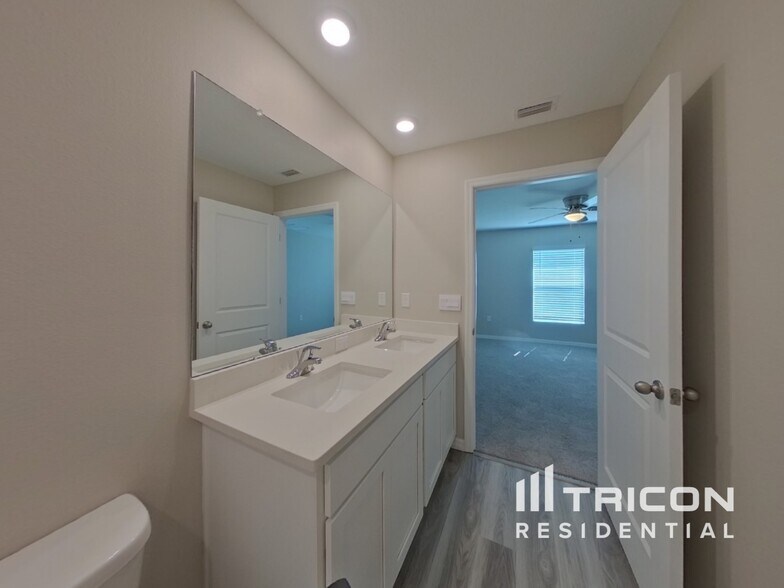 Building Photo - 3057 Pink Gerbera Sq