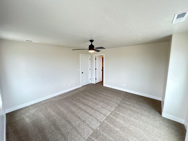 Building Photo - Beautiful Townhome!