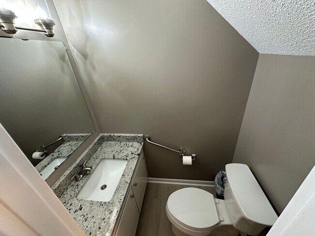 Building Photo - Now available!! – 672 W Front St, Unit C, ...