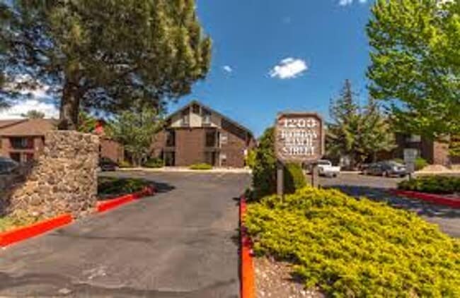Building Photo - NAU ADJACENT!! One Bedroom Condo at University Meadows Available January 2026
