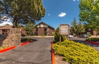 Building Photo - NAU ADJACENT!! One Bedroom Condo at Univer...