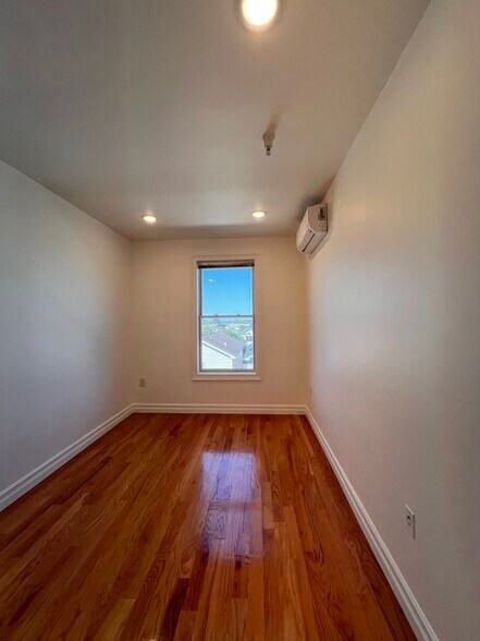 Building Photo - 373 Danforth Ave