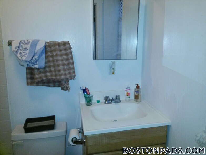 Building Photo - 833 Beacon St