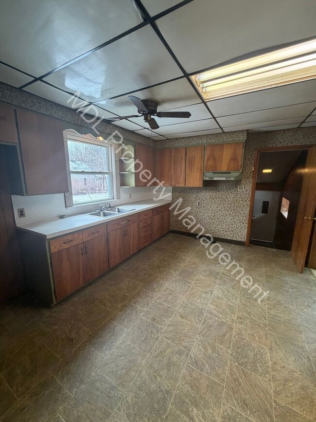 Building Photo - 3 Bedroom 2 Bathroom Home w/ Full Basement