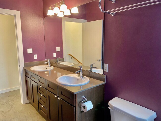 Building Photo - "Fantastic 1-Bedroom Condo off South Congr...