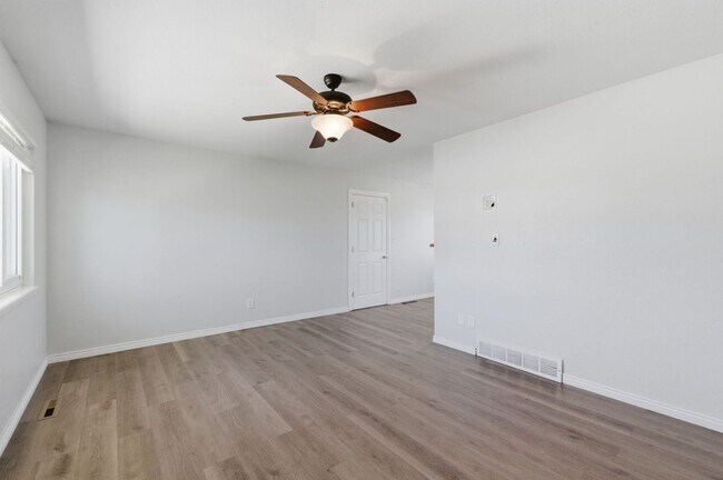 Building Photo - 1415 Holmes Dr