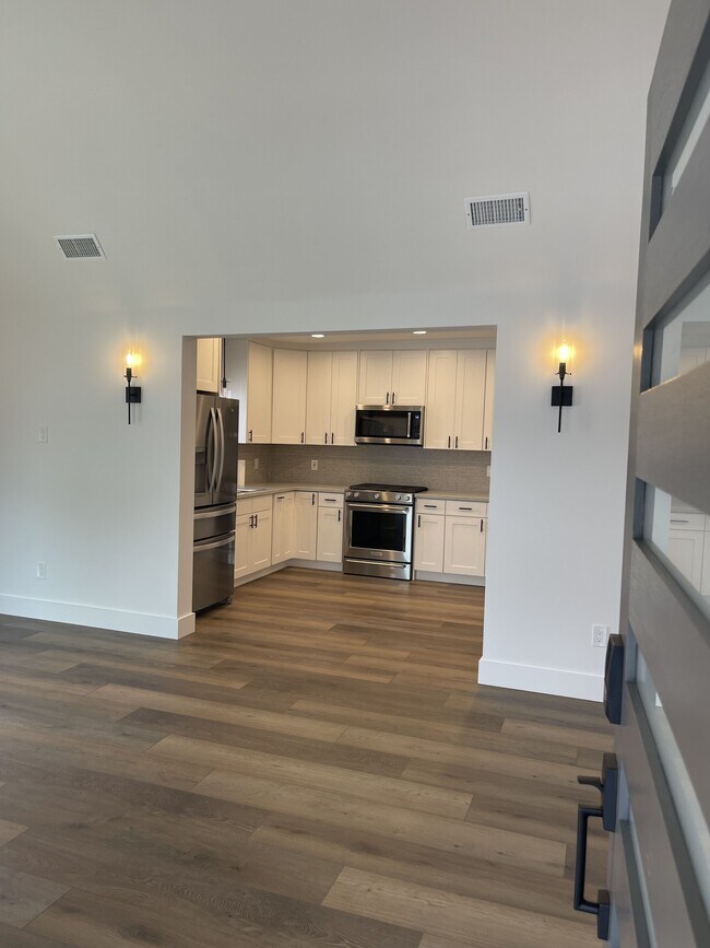 Building Photo - 1536 N Commonwealth Ave