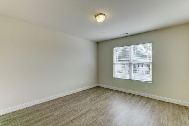 Building Photo - Two Story Townhome!