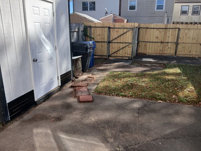 Building Photo - 412 Chinaberry Cir