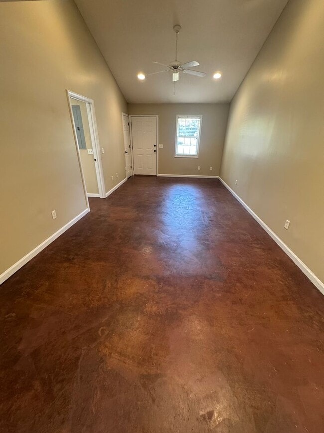 Building Photo - 2 Bed 1 Bath Duplex