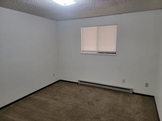 Building Photo - 819 S Felts Rd