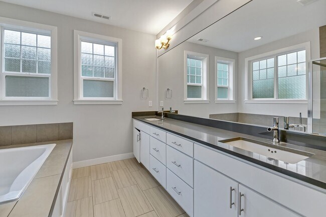 Building Photo - Sophisticated and Luxurious