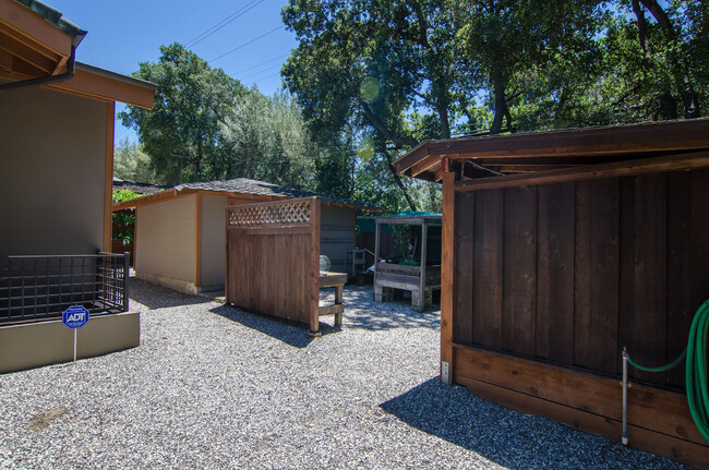 Building Photo - Beautifully Updated Private Guest House wi...