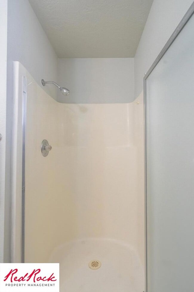 Building Photo - Remodeled 2 Bedroom Townhome. Pet Friendly!