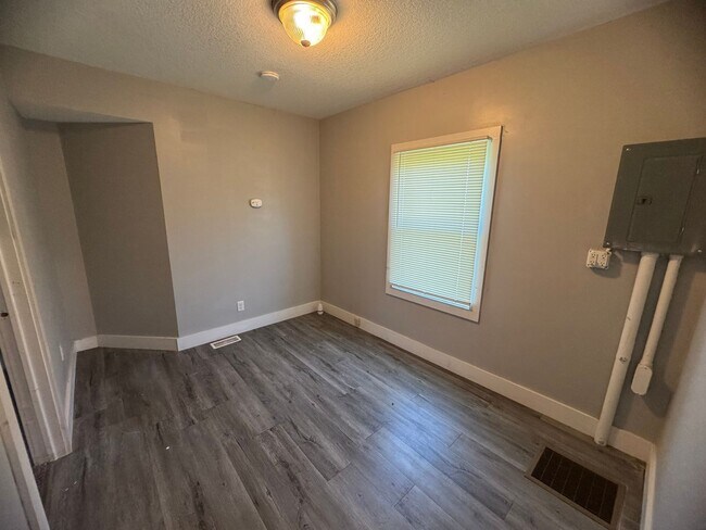 Building Photo - 929 4th Ave