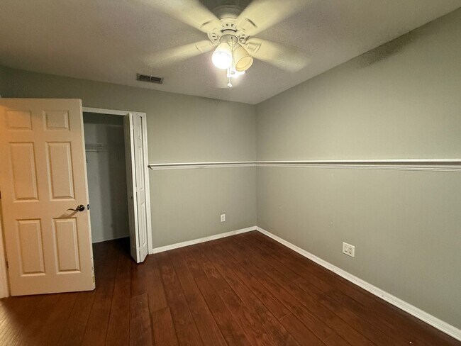 Building Photo - 5 BEDROOM HOUSE WITH PRIVATE POOL AND LAKE...