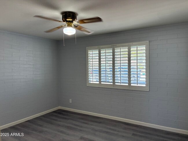 Building Photo - 10530 W Hope Dr