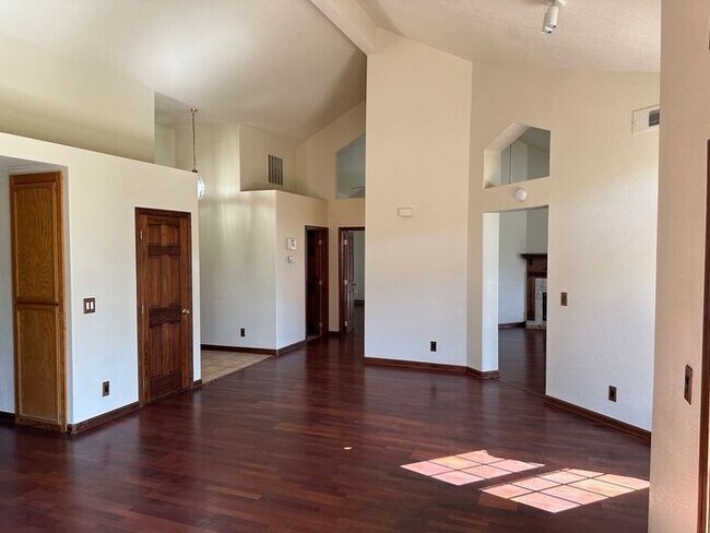 Building Photo - Weston Ranch Home 3 Bedrooms 2 Bath