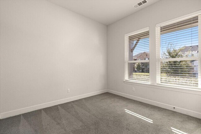 Building Photo - 908 Knowles Dr