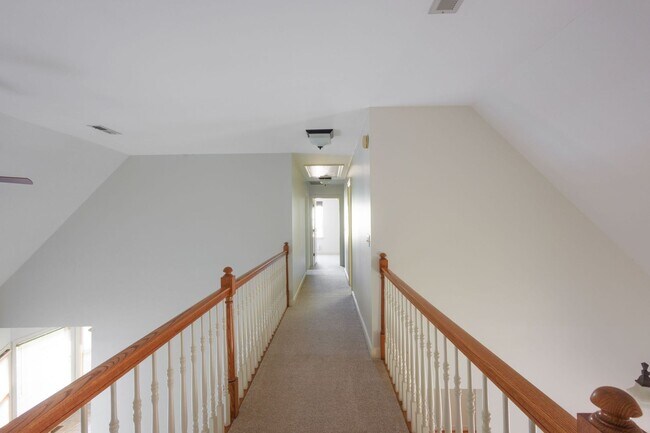 Building Photo - Charming 3-Bedroom/ 2.5 Bath Home in Royal...