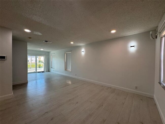 Building Photo - 7481 Santa Monica Dr
