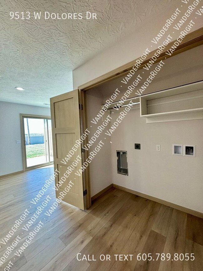 Building Photo - 9513 W Dolores Dr