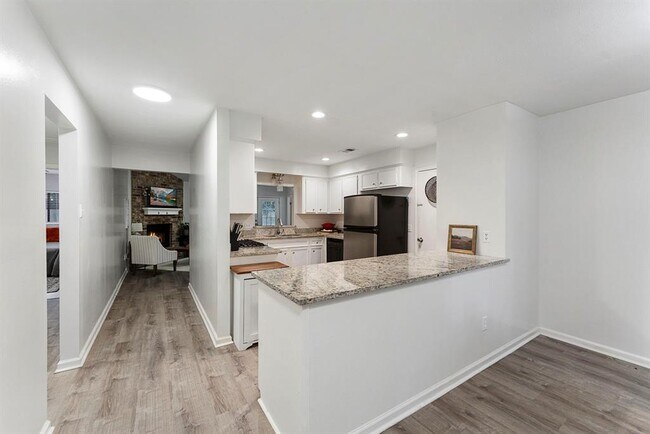 Building Photo - 8 Fallenstone Dr