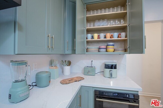 Building Photo - 953 N Martel Ave