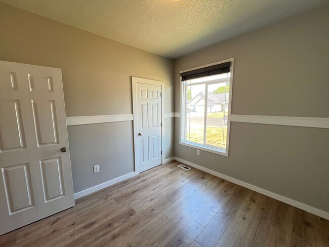 Building Photo - 431 Twin Flower Dr