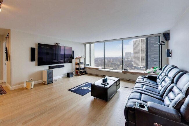 Building Photo - 5455 N Sheridan Rd