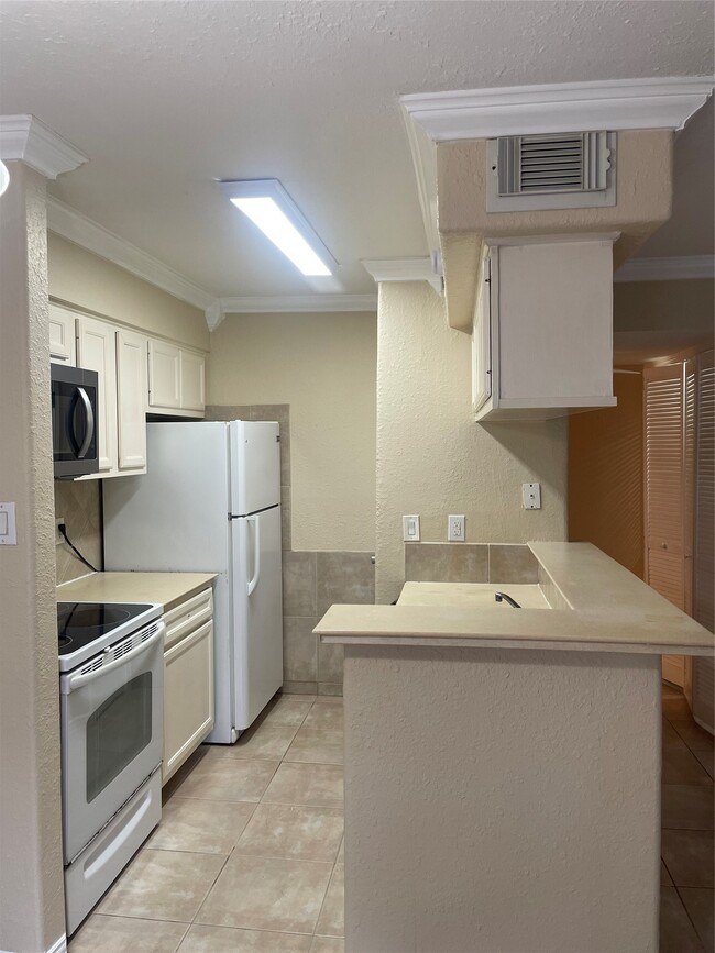 Building Photo - 17331 Red Oak Dr