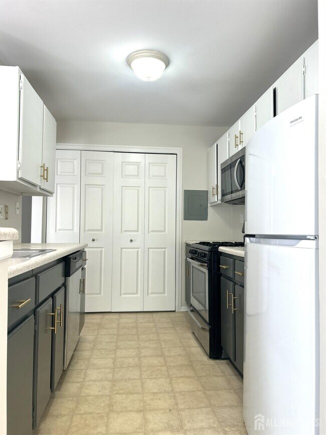 Building Photo - 7302 Elm Ct