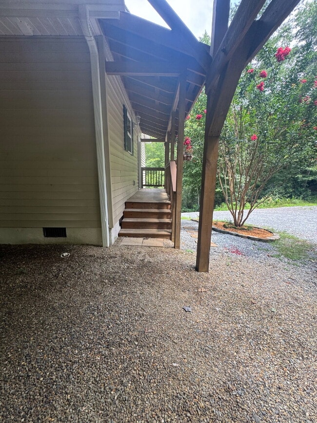 Building Photo - "Charming 3-Bed Retreat in Hendersonville with Cozy Fireplace."