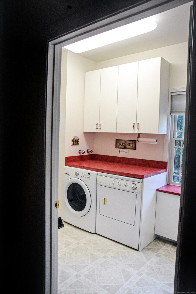 Building Photo - 12 Westover Ln