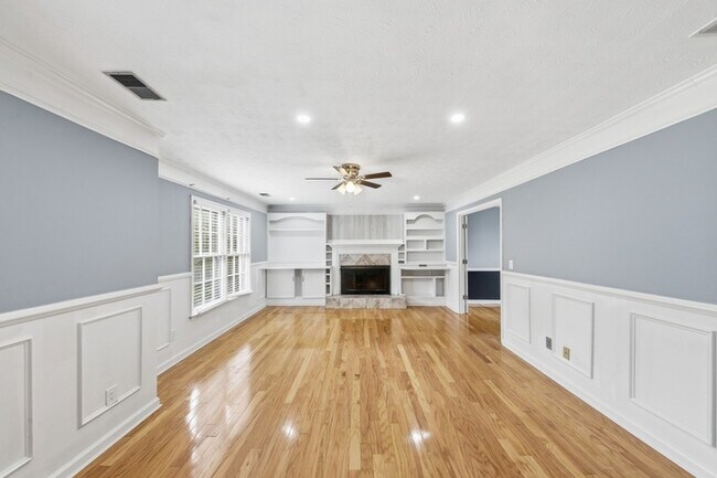 Building Photo - 310 Crescentview Ct