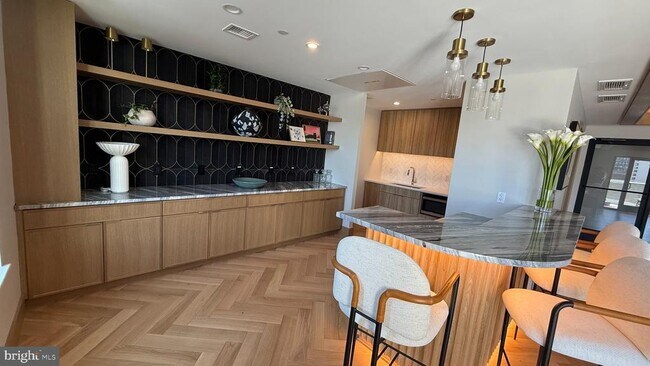 Building Photo - 811 N Columbus St