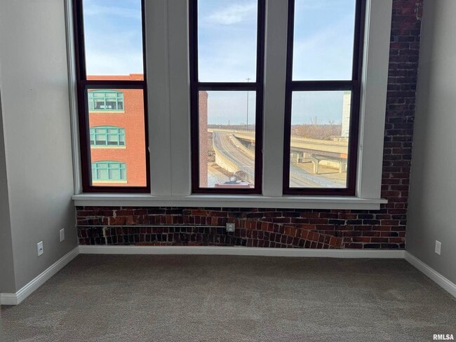 Building Photo - 1534 River Dr