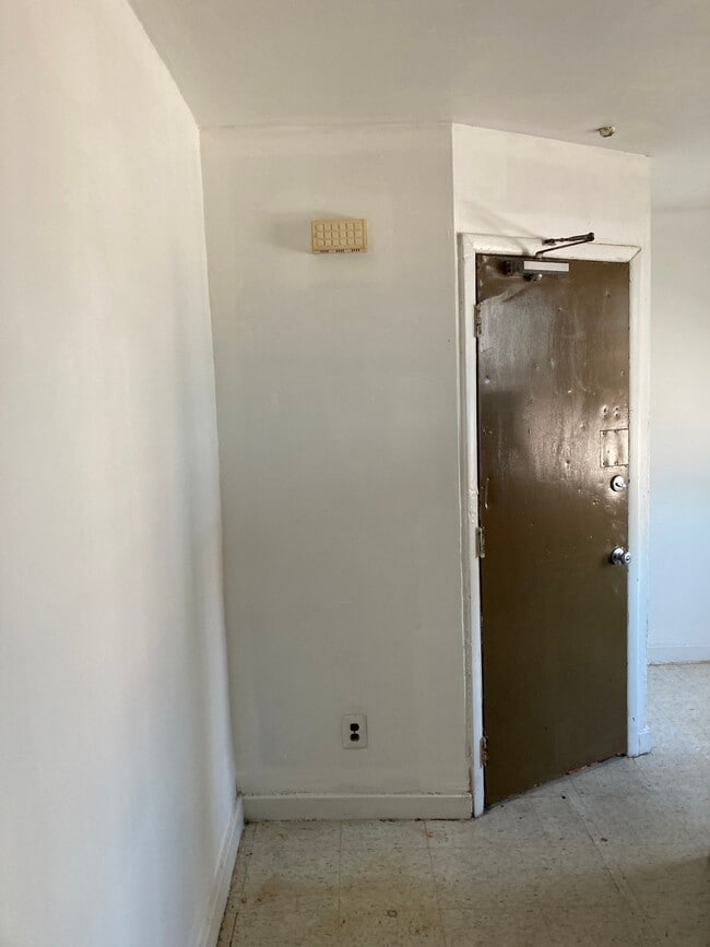 Building Photo - 2928 Frankford Ave