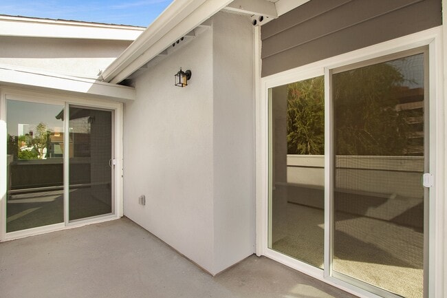 Building Photo - Renovated Townhome | Amazing South Coast Metro Costa Mesa Location