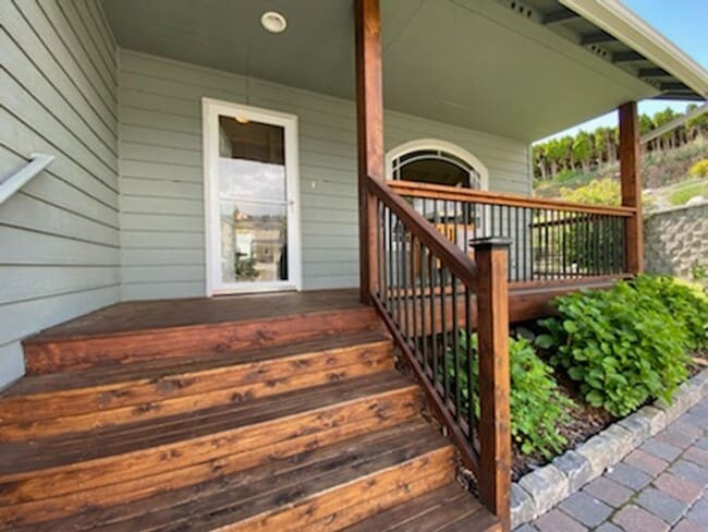 Building Photo - Sunny and spacious 3 bed, 2.5 bath house with living and family room, with huge back yard!