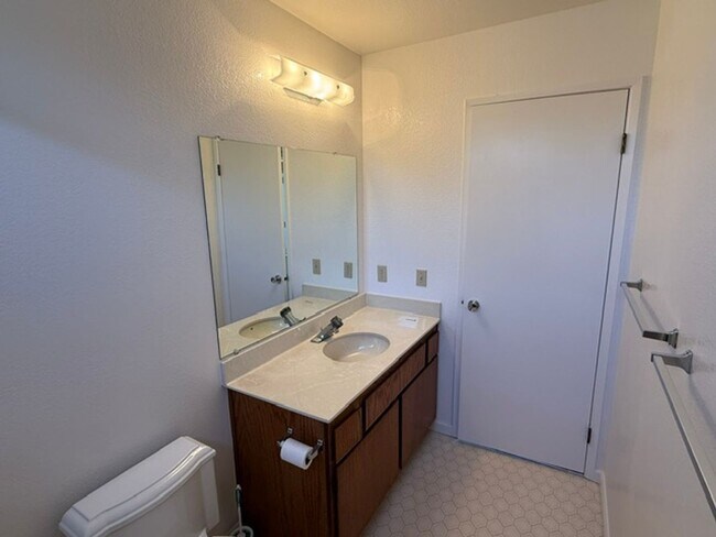 Building Photo - 512 Toyon Pl