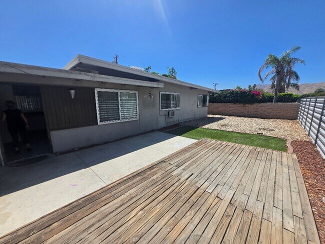 Building Photo - 540 S Mountain View Dr