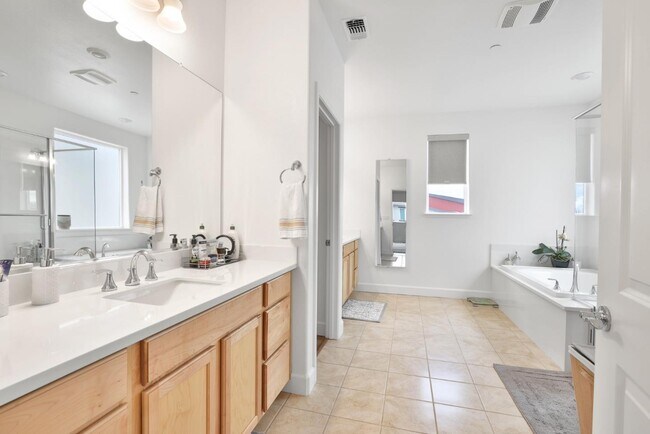 Building Photo - 2887 Penrose Ln