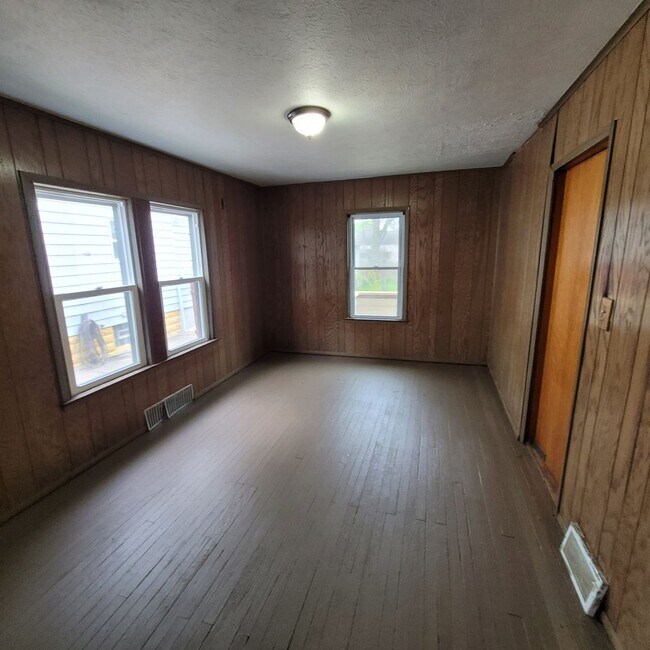 Building Photo - Single Family Home 3 beds 1 bath FOR RENT!