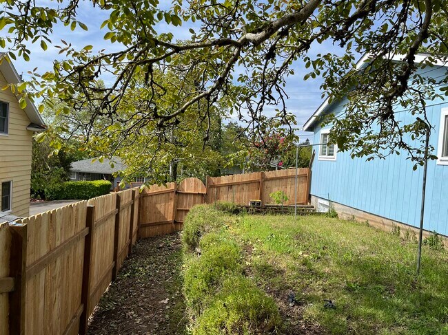 Building Photo - 2081 Canemah St