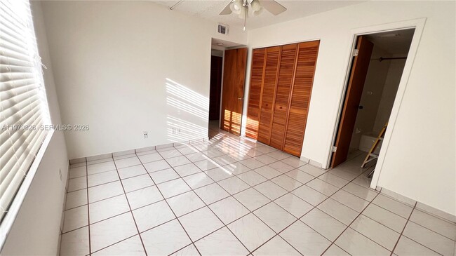 Building Photo - 809 Twin Lakes Dr