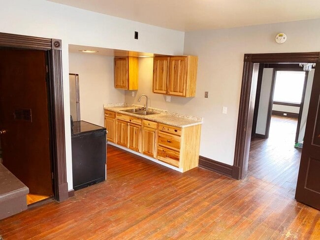 Building Photo - 424 6th Ave